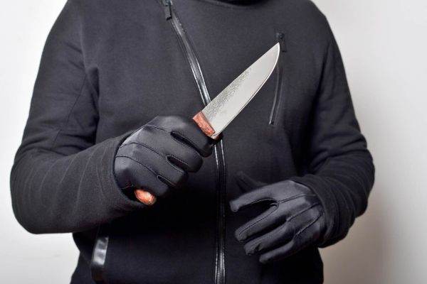 Cinci persoane rănite, inclusiv un poliţist, într-un atac cu armă albă