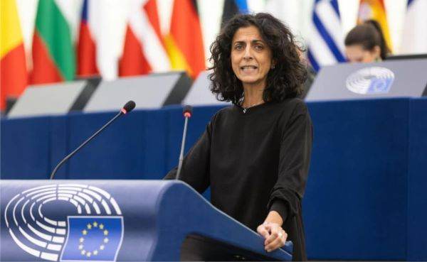 Marie Arena ar putea să fie sancţionată de Parlamentul European cu o amendă ce poate ajunge la 10.140 euro şi chiar ar putea să îi fie interzis să mai reprezinte Legislativul UE timp de un an, dacă cercetarea va constata că a încălcat codul de conduită al instituţiei respective.