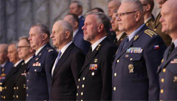 Şefi de stat major NATO şi Mircea Geoană (în centru), Secretarul general adjunct al NATO. Sursa foto: www.nato.int