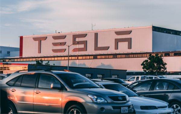 Cathie Wood a cumpărat acţiuni Tesla de 47 milioane de dolari, săptămâna trecută