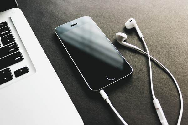 Apple lansează un update de securitate pentru un telefon vechi de aproape 10 ani