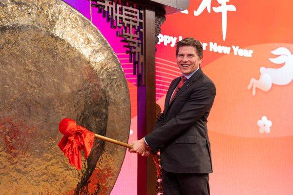 Nicolas Aguzin, directorul executiv al HKEx, la ceremonia de la intrarea în Anul Iepurelui. (Sursa foto www.hkex.com.hk)