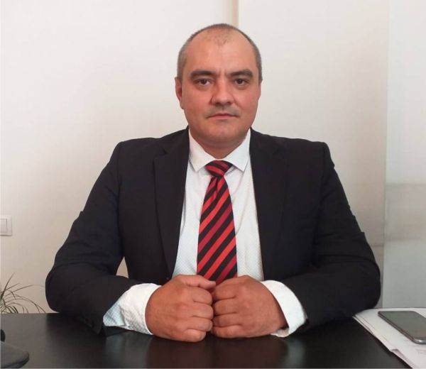 "Constatăm după patru-cinci luni de training că din zece angajaţi noi, mai rămân trei sau patru", ne-a transmis Gabriel Predescu.