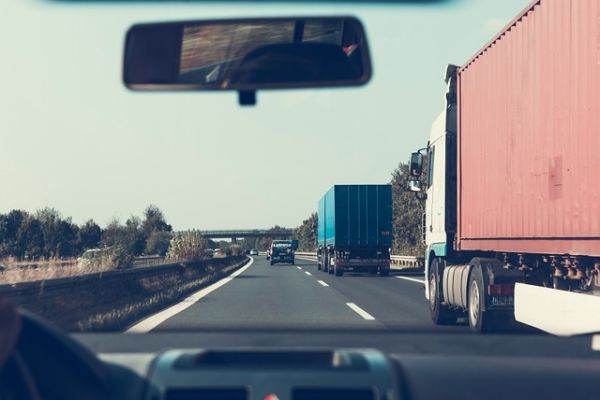 Atac aerian asupra unui convoi de camioane care transportau arme iraniene în estul Siriei