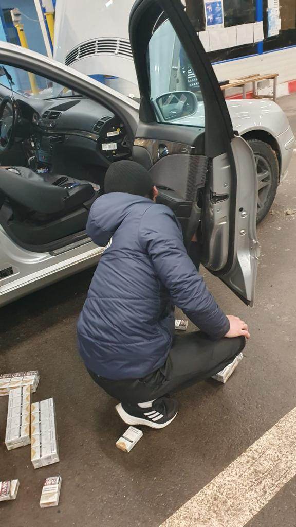 5.800 bucăţi ţigarete confiscate de inspectorii vamali din cadrul Biroului Vamal de Frontieră Oancea
