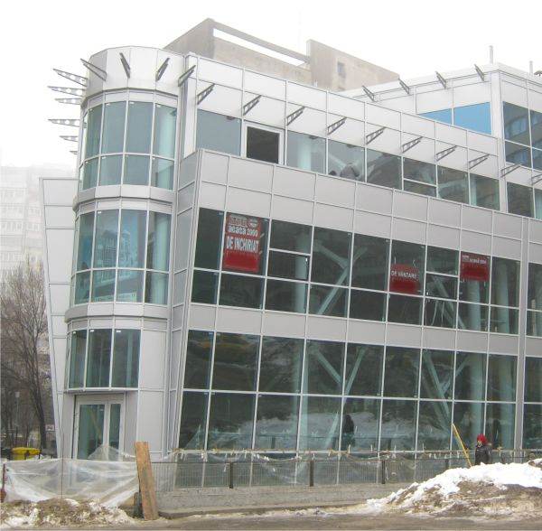 Din totalul spaţiilor neocupate, jumătate (circa 250.000 de metri pătraţi) se află în clădirile care au fost construite cu peste 15 ani în urmă, cele mai multe dintre acestea având nevoie de investiţii de modernizare ca să atragă clienţi.