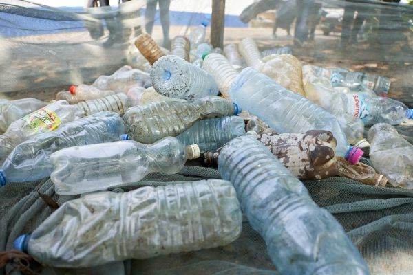 Teoretic sunt combătute, practic - deşeurile din plastic ne sufocă