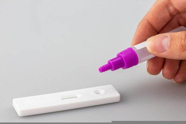 Experţii doresc etichete actualizare pentru vaccinurile Pfizer şi Moderna pentru a recunoaşte limitările