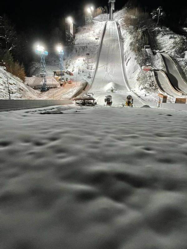 În perioada 16-19 februarie 2023, la Râşnov se va desfăşura Cupa Mondială de Sărituri cu Schiurile (FIS Ski Jumping World Cup). (Sursa foto: facebook / Ministerul Sportului).