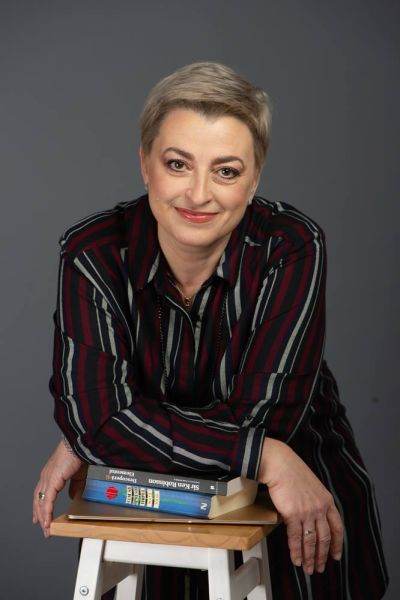 Sînziana Maioreanu: "Am lansat în septembrie 2022, Ghidul de educaţie financiară, unde am transpus informaţii din lumea financiară într-un limbaj mai prietenos, cu sfaturi şi exemple venite din experienţa noastră în domeniu, dar şi din experienţa noastră de părinţi. Ghidul este disponibil gratuit pe site-ul Aegon România şi a fost descărcat până în prezent de peste 500 de persoane". (Sursa foto: facebook / Sînziana Maioreanu)