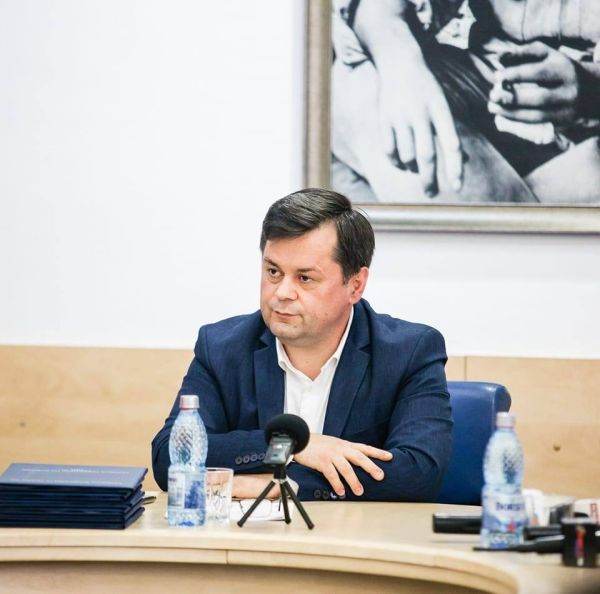 Primarul municipiului Târgu Jiu, Marcel Romanescu a declarat: "Recomand reprezentanţilor Consiliului Local şi ai Primăriei Municipiului Târgu Jiu în consiliile de administraţie ale unităţilor de învăţământ să susţină decizia organizării în perioada următoare a programelor «Şcoala Altfel» şi «Săptămâna Verde», care nu presupun activităţi în incinta şcolilor". (Sursa foto: Facebook / Marcel Romanescu)