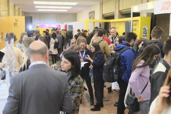 40% dintre companiile-gigant au dificultăţi de recrutare primăvara aceasta