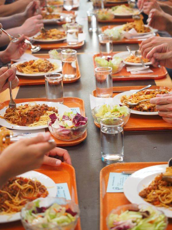 Cardurile pentru alimente şi mese calde au fost alimentate cu o nouă tranşă de 250 de lei