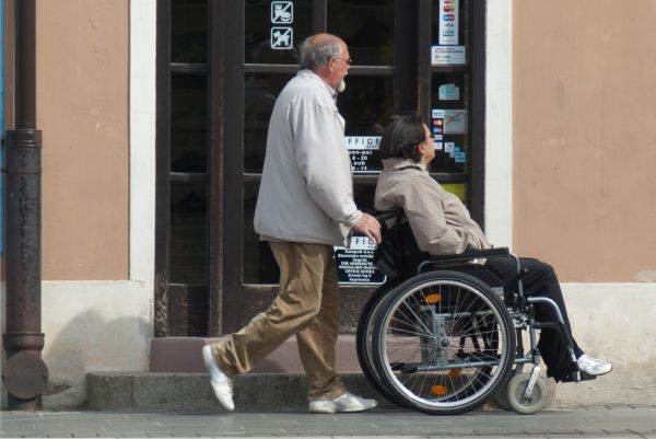 Ministerul Muncii majorează cheltuielile cu asistenţa socială