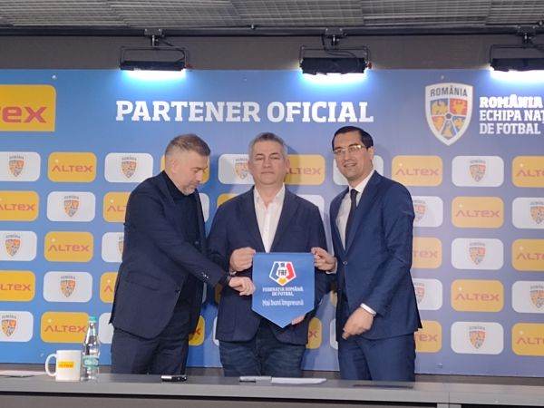 Foto (de la stânga la dreapta): Edward Iordănescu (selecţioner echipa naţională), Raul Filip (director de achiziţii Altex), Răzvan Burleanu (preşedinte FRF)