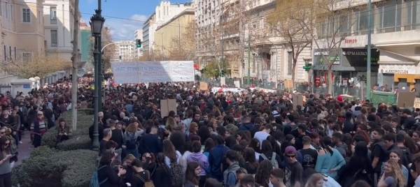 Zeci de mii de persoane au protestat în Grecia din cauza catastrofei feroviare de săptămâna trecută