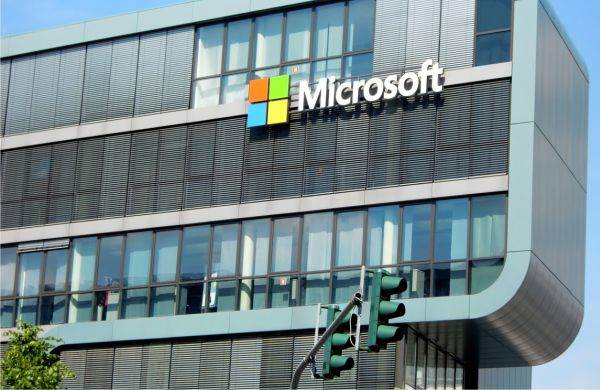 Microsoft mizează miliarde de dolari pe inteligenţa artificială
