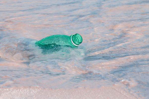 Cantitatea de plastic deversată în oceane creşte îngrijorător