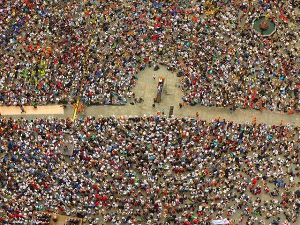 Senatul francez a votat noua reformă a pensiilor propusă de Macron, în ciuda noilor proteste