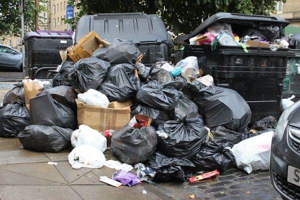 Parisul este sufocat de gunoaie deoarece serviciile de salubritate sunt de şapte zile în grevă