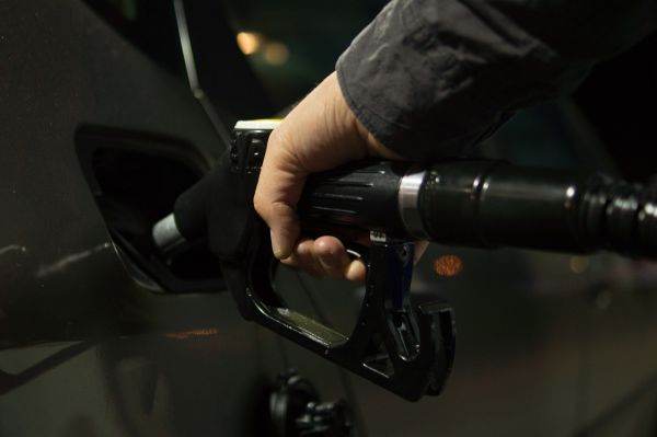 Preţurile petrolului au scăzut ieri cu aproape 2%