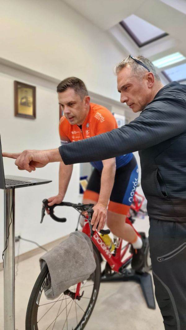 Sindicatul Naţional Sport şi Tineret: "Ministrul Sportului se antrenează la birou, unde şi-a instalat un sistem complet"