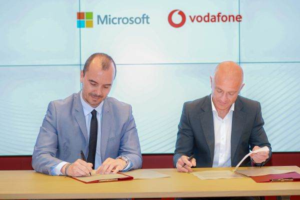 Bogdan Putinică, General Manager, Microsoft România şi Achilleas Kanaris, CEO, Vodafone România