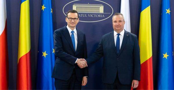 Întâmpinarea oficială a prim-ministrului Republicii Polone, Mateusz Morawiecki (stânga), de către premierul român Nicolae Ciucă, la Palatul Victoria