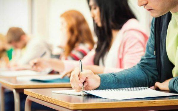Simulare bacalaureat: elevii din partea minorităţilor naţionale susţin proba la limba maternă 