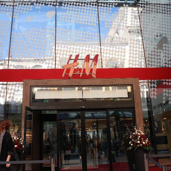 Acţiunile H&M au crescut joi cu 15%