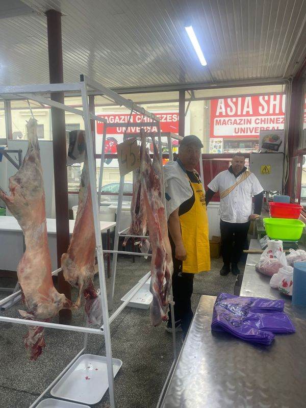 Primii crescători de ovine au ajuns cu carne în pieţele din Buzău