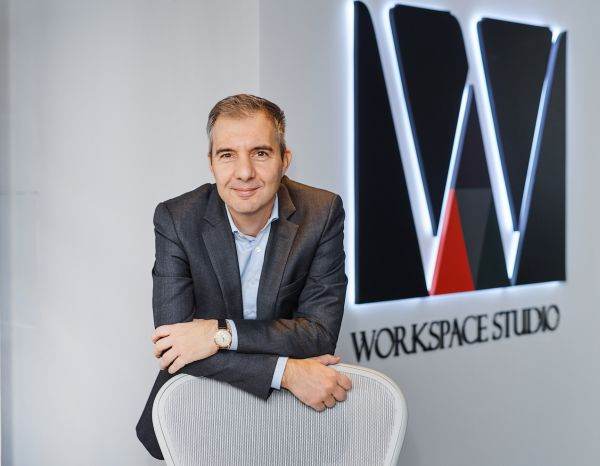 Horaţiu Didea, Managing Partner WorkSpace Studio, declară: "Noi reprezentăm local cei mai prestigioşi producători de mobilier şi soluţii premium pentru amenajări din lume, liderii pe segmentele lor de piaţă. Majoritatea dintre aceştia investesc deja de mulţi ani în producţie sustenabilă şi au o ofertă vastă pe zona economiei circulare. Ne mândrim cu faptul că încă de anul trecut Herman Miller foloseşte PET recuperate din ocean în toate scaunele Sayl şi Aeron pe care le produce. Anul trecut au fost recuperate şi folosite 23 de milioane de sticle de plastic, iar anul acesta valoarea se va dubla".