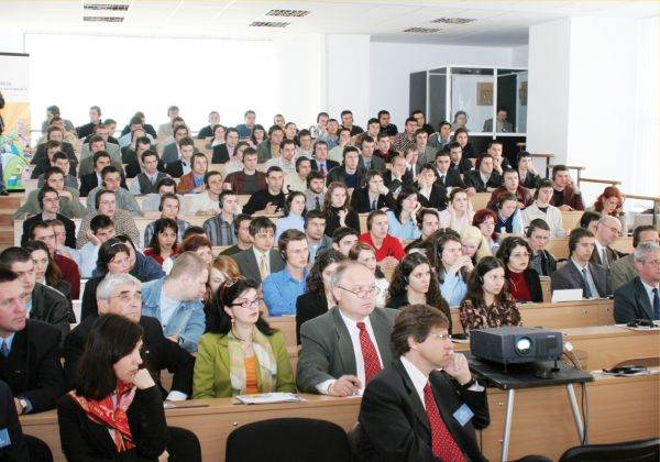 Studenţii vor putea lua credite garantate de stat până la 40 de ani