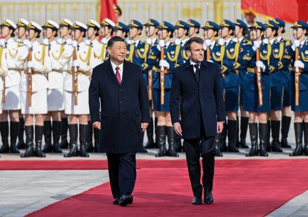 Donald Trump îl acuză pe preşedintele francez Emmanuel Macron că îl linguşeşte pe omologul chinez