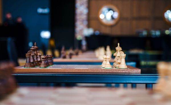 Kasparov face prima mutare la marele turneu de şah de la Bucureşti