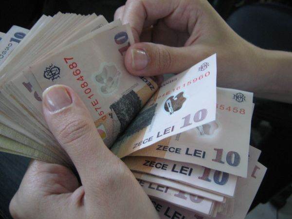Investitorii pariază pe o depreciere a leului după 2024