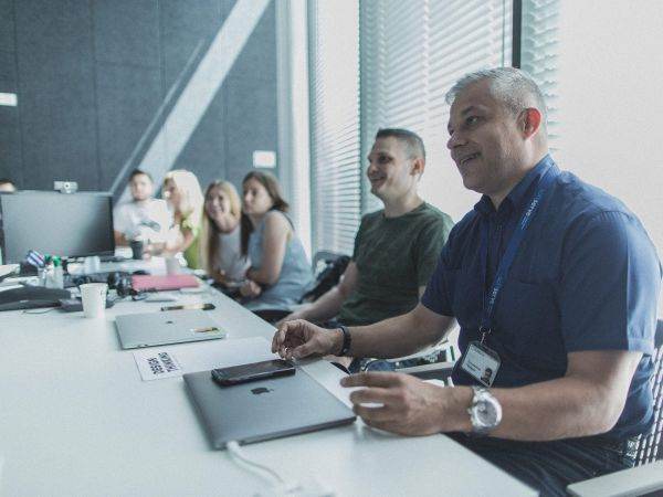 SoftServe: Peste 40% dintre managerii IT consideră că liderii lor nu acordă suficientă importanţă AI-ului