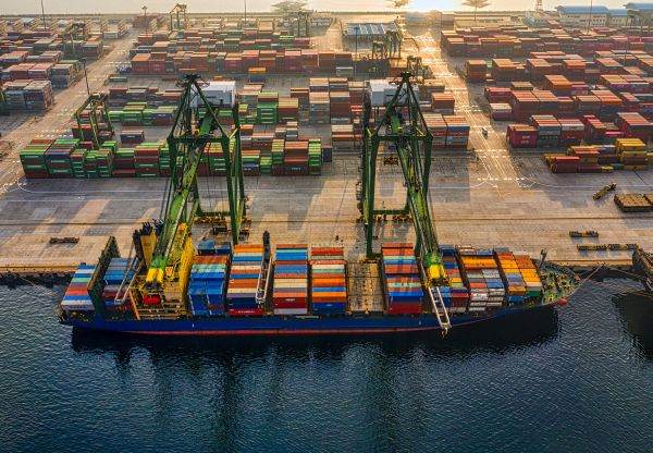 Comerţul global a înregistrat a patra scădere anuală consecutivă, în februarie