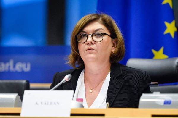 Adina Vălean efectuează o vizită oficială în Republica Moldova şi în România, în perioada 9-11 mai