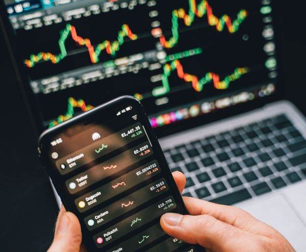 Lira turcească - la record minim, Bursa din Istanbul scade puternic