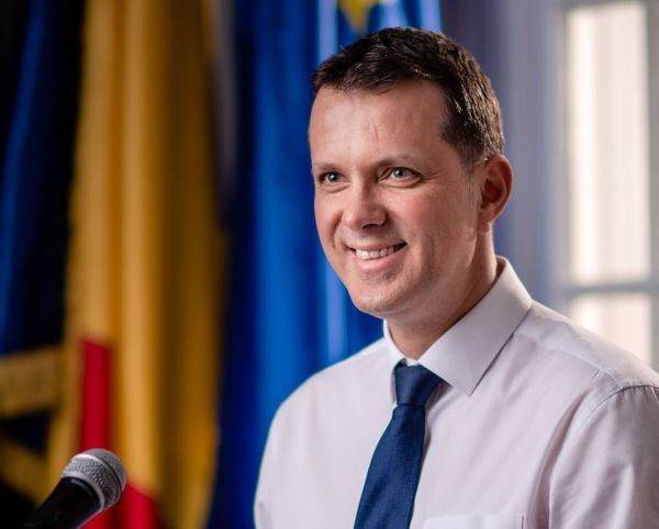 Ionuţ Moşteanu, USR: "Am văzut o ştire nouă şi tristă: datoria României a depăşit 50% din PIB. Este o veste foarte proastă şi arată că acest Guvern ne îndatorează pe noi şi generaţiile următoare şi nu înţelegem pe ce se duc banii". (Sursa foto: facebook / Ionuţ Moşteanu)