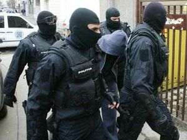 Acţiuni pentru destructurarea unor reţele organizate - 97 de persoane reţinute şi 35 plasate sub control judiciar