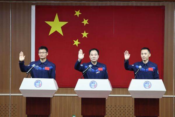 China va trimite un nou echipaj către staţia sa spaţială, iar în premieră şi un civil