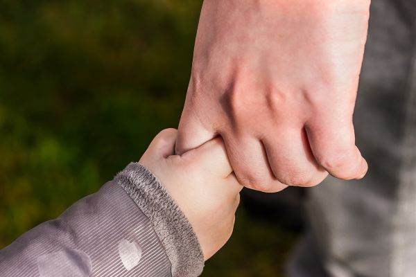 Studiu: Ce îşi doresc părinţii români pentru copiii lor şi care sunt cele mai mari temeri?