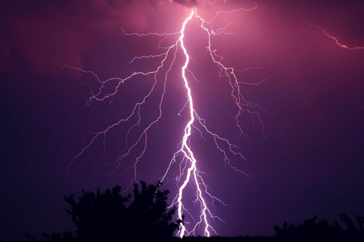 Cod roşu de ploi torenţiale şi descărcări electrice, în judeţele Olt, Dolj şi Vâlcea
