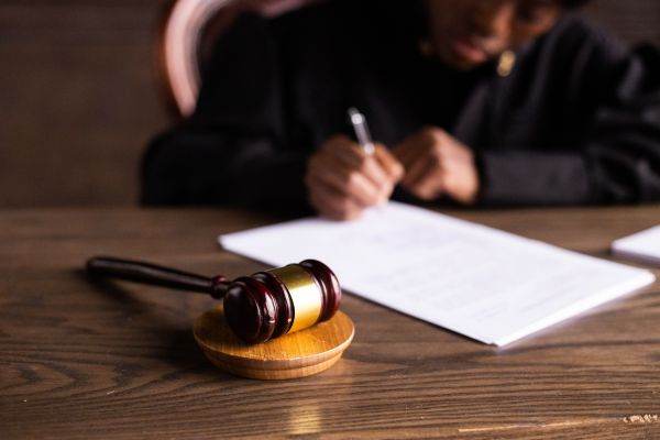 Proiectul privind reducerea pensiilor magistraţilor, criticat de Asociaţia Europeană a Judecătorilor