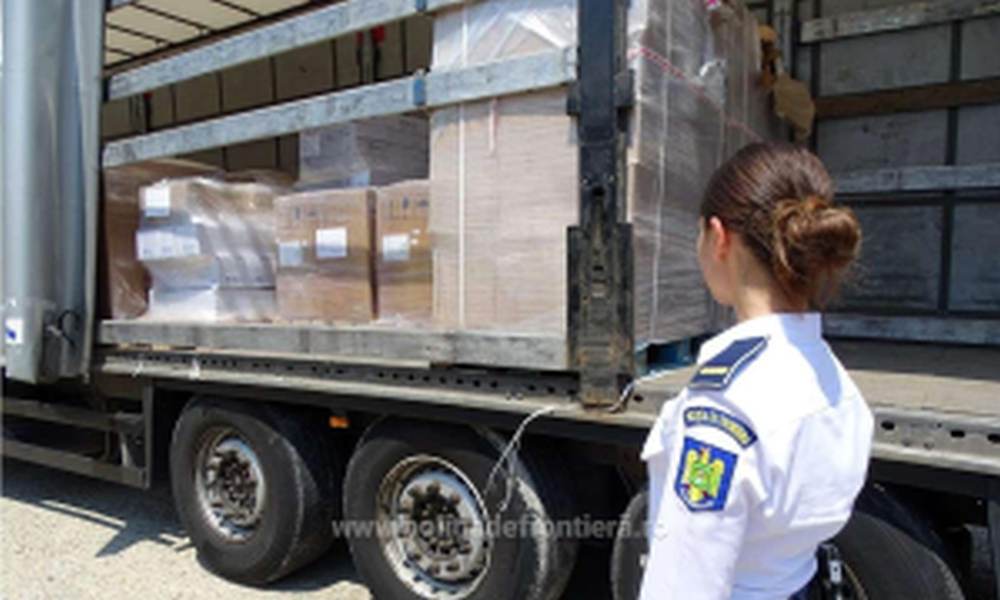 Parfumuri şi încălţăminte contrafăcute, în valoare de peste 6.500.000 lei, descoperite la graniţa de sud a României