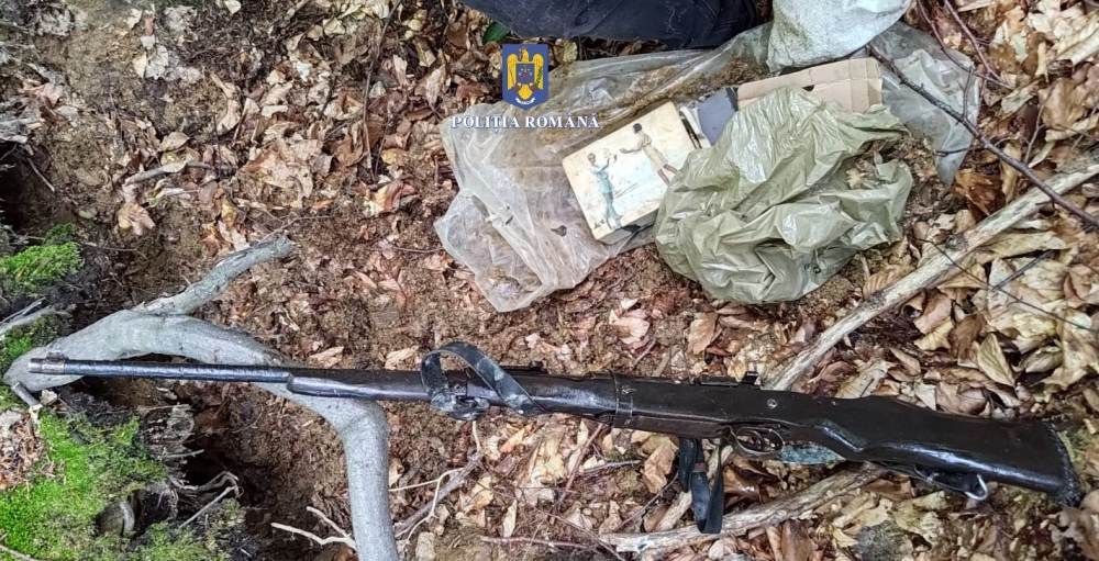 Trei tineri din Buzău - reţinuţi pentru braconaj la urşi şi cerbi