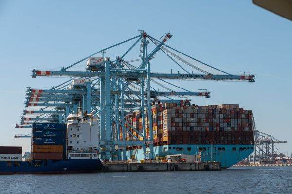Comerţul global şi-a reluat, în aprilie, tendinţa anuală negativă din ultimele şase luni