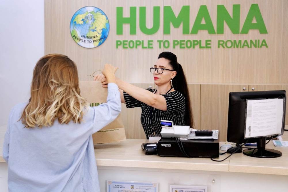  Reprezentanţii Humana atrag atenţia asupra faptului că aruncăm în medie 11 kg de haine anual, după doar 7 purtări